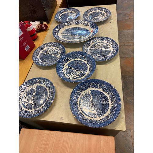 501 - 8 Vintage Blue Willow Various Size Plates