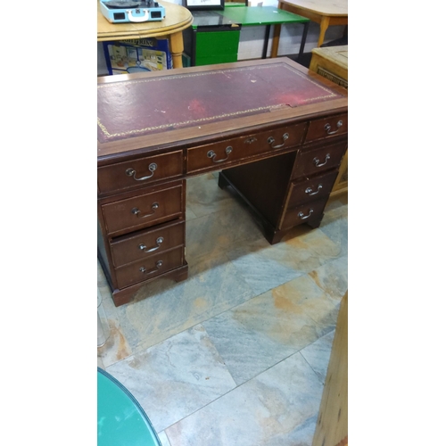 301 - Vintage mahogany pedestal desk with leather top, featuring nine drawers.(bit of restoration needed)