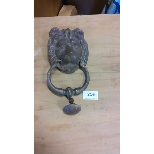 316 - Lion-head brass door knocker, classic design, from the mid-20th century.