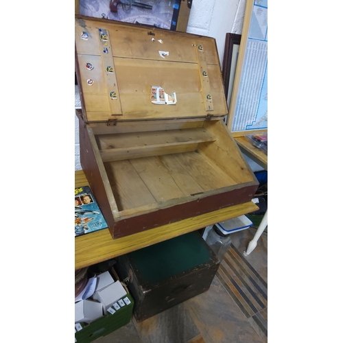 422 - Vintage wooden clerks writing slope from the mid-20th century, with hinged lid and internal compartm... 