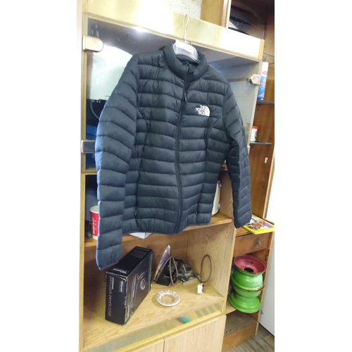 436 - North Face puffer jacket in black, featuring a zippered front and branded logo.(m)