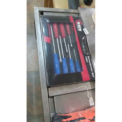 460 - 12-piece screwdriver set with ergonomic handles.