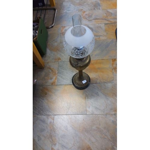 184 - Vintage brass oil lamp with etched glass globe and chimney, featuring a fluted base from the mid-20t... 