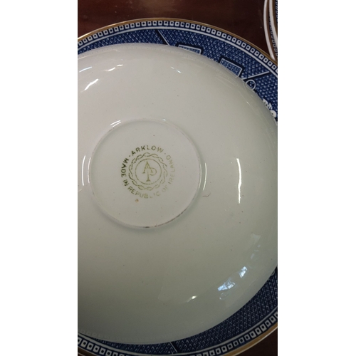 464 - Set of Arklow Ireland blue and white willow pattern plates from the mid-20th century, featuring intr... 