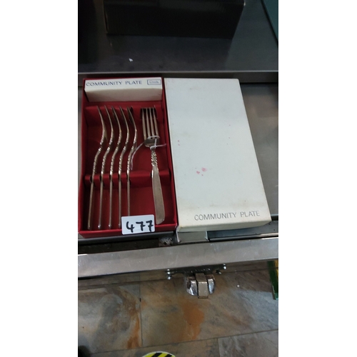 477 - Set of 6 Community Plate silver-plated forks in original box from the mid-20th century with ornate h... 