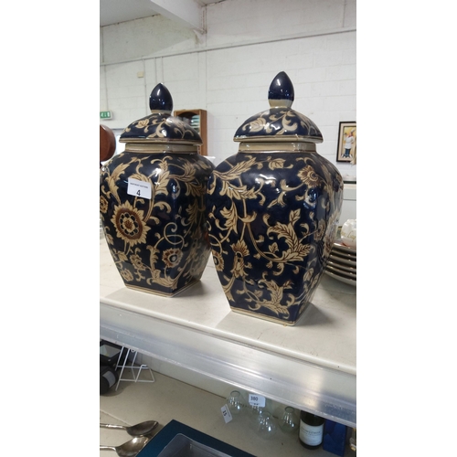 4 - Pair of ornate lidded ceramic urns, navy and gold floral pattern. From the 20th century. Height: 12