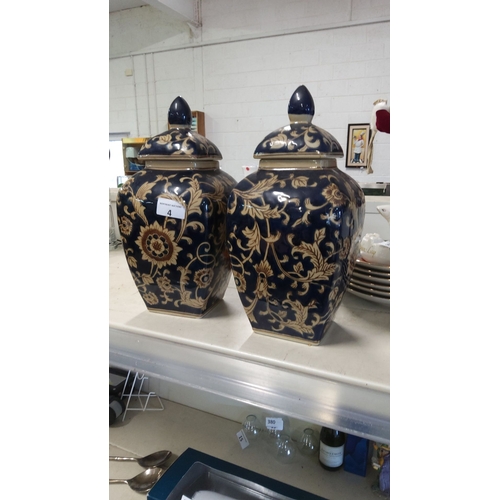 4 - Pair of ornate lidded ceramic urns, navy and gold floral pattern. From the 20th century. Height: 12