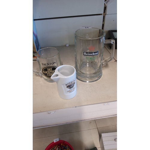 11 - Mixed lot comprising two branded beer mugs (Heineken, Taunton Dry Blackthorn Cider) and a Bowmore Di... 