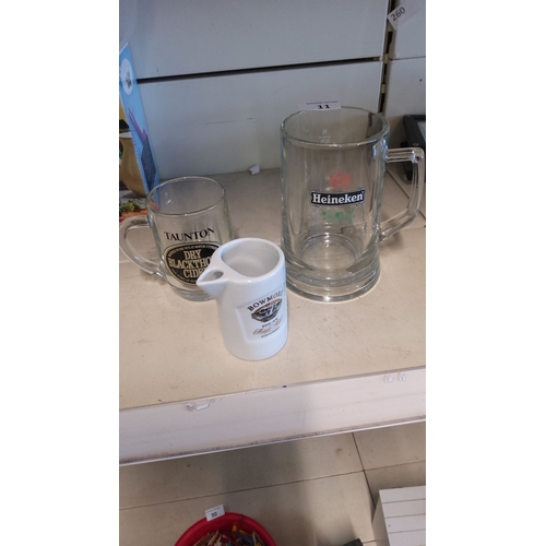 11 - Mixed lot comprising two branded beer mugs (Heineken, Taunton Dry Blackthorn Cider) and a Bowmore Di... 