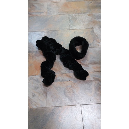 118 - Black faux fur scarf set, featuring a twisted scarf and a classic collar.