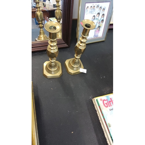 72 - Pair of vintage brass candlesticks with hexagonal bases, from the mid-20th century. Polished finish ... 