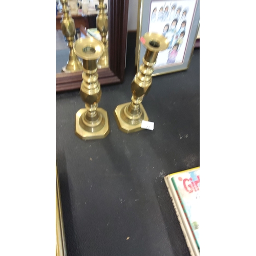 72 - Pair of vintage brass candlesticks with hexagonal bases, from the mid-20th century. Polished finish ... 