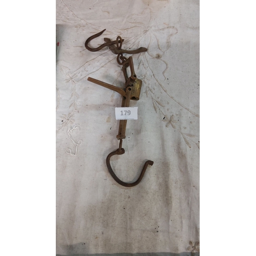 179 - Brass and iron hanging part scale with dual hooks, from the 19th century.