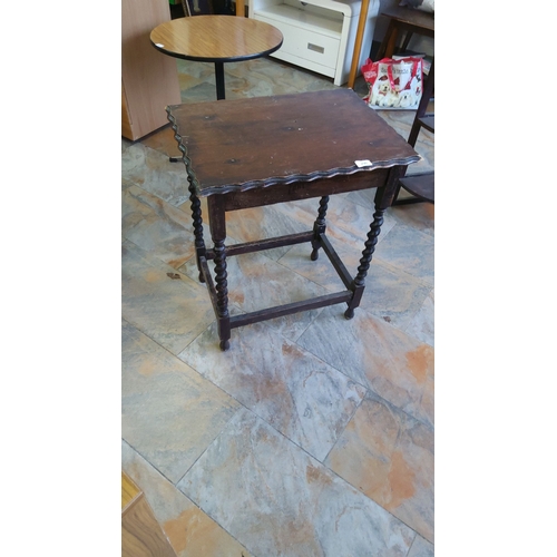 296 - Antique oak side table with scalloped edge and barley twist legs, from the early 20th century. The t... 