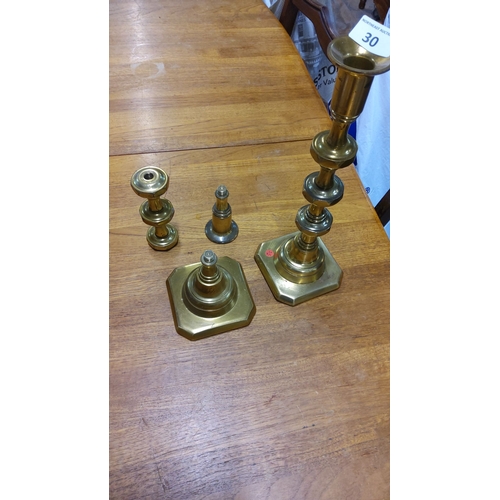 30 - Pair of antique brass church candlesticks from the 19th century, featuring hexagonal bases and adjus... 