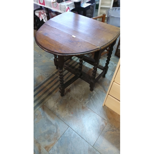 300 - Early 20th-century oak drop-leaf gateleg table with barley twist legs. Signs of age-related wear.