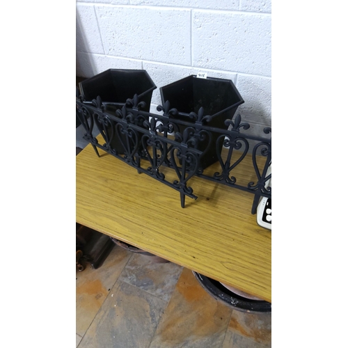 415 - Black plastic garden fence with decorative scrollwork, accompanied by two hexagonal planters. Sturdy... 