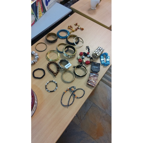 492 - Assorted costume jewelry lot, including bangles, beaded bracelets, and fashion necklaces. A mix of m... 