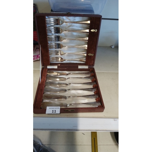 11 - Cased silver-plated flatware set, including six knives and six forks with an elegant design and orig... 