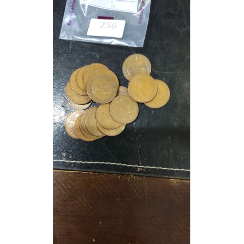 256 - Lot of circulated British pre-decimal one penny coins, featuring Queen Elizabeth II with mixed dates... 