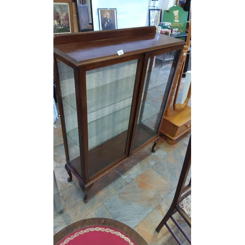 282 - 1960s mahogany display cabinet with glass sliding doors and shelves. Raised on cabriole legs.