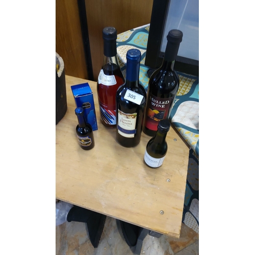 305 - Mixed lot of assorted wines and spirits, including Santa Helena Merlot, mulled wine, Italian red, an... 