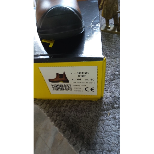 332 - Brown leather Boss SBP safety boots, size UK 10 (EU 44), with reinforced toe and slip-resistant sole... 