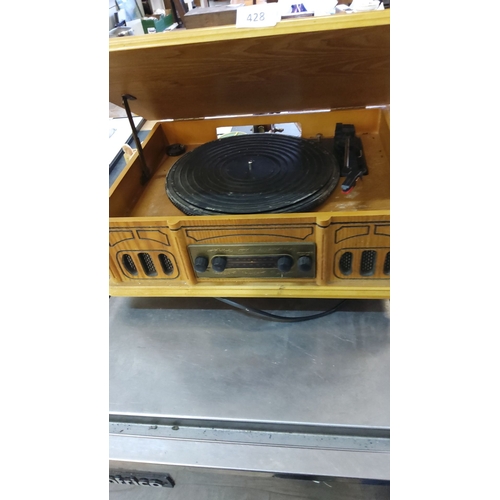 428 - Vintage wooden turnable features a built-in radio and a classic design.(w)