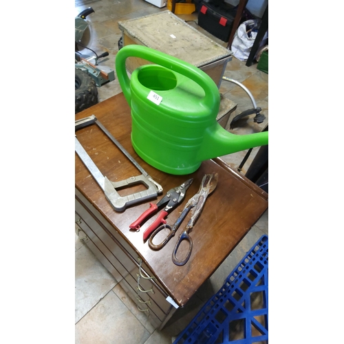 451 - Mixed lot including a green plastic watering can, vintage metal shears, tin snips, a hacksaw, and to... 