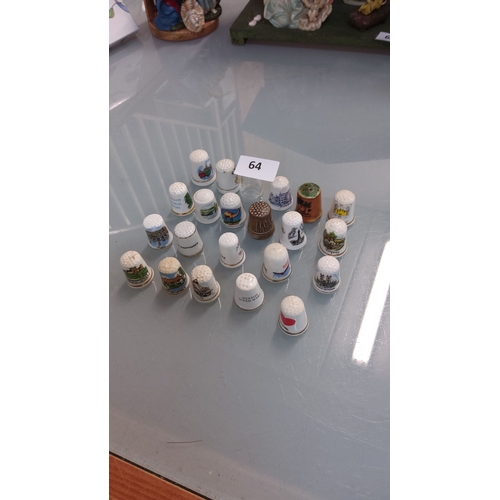 64 - Collection of 20 decorative thimbles, mainly ceramic, featuring scenic and historical motifs. Includ... 