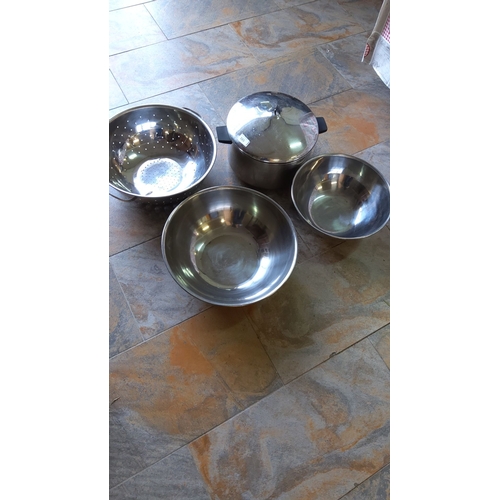 165 - Set of stainless steel kitchenware, including a lidded stockpot, colander, and mixing bowls.