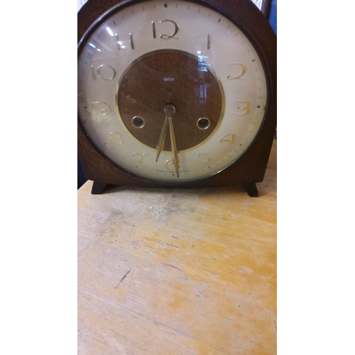 421 - Vintage Smiths mantel clock from the mid-20th century, with a wooden case, brass hands, and an elega... 