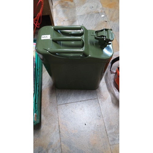 485 - Vintage-style 20L military jerry can, made from robust steel with secure latch closure. Finished in ... 