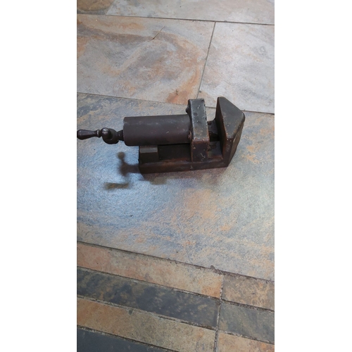 117 - Vintage cast iron bench vise with hand crank. Heavy-duty construction with adjustable jaw.