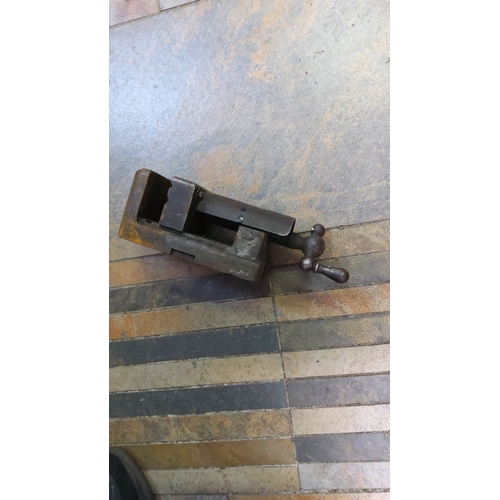 117 - Vintage cast iron bench vise with hand crank. Heavy-duty construction with adjustable jaw.