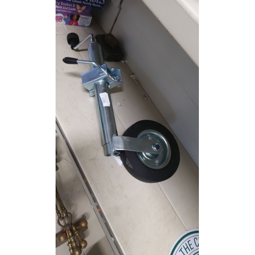 136 - Heavy-duty trailer jockey wheel with crank handle and sturdy rubber tire. Zinc-plated steel construc... 