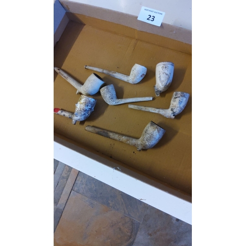 23 - Lot of 19th-century clay pipes, some with decorative relief designs including Irish harp. A mix of p... 