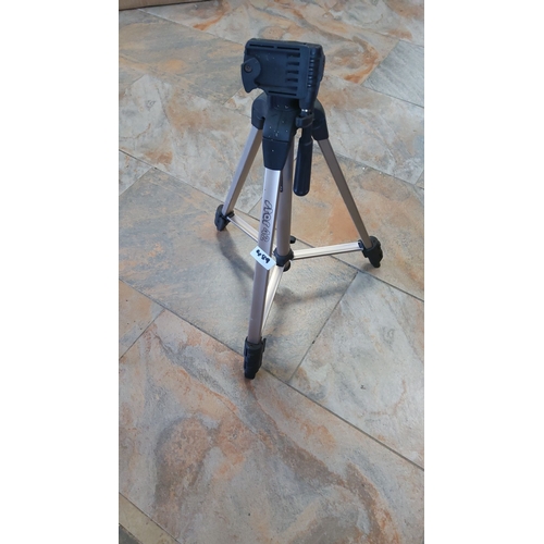 489 - Hama Star 42 tripod with adjustable aluminum legs and pan-and-tilt head. Lightweight and versatile.