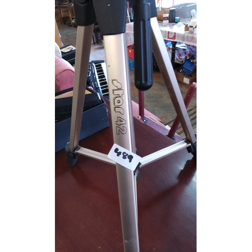 489 - Hama Star 42 tripod with adjustable aluminum legs and pan-and-tilt head. Lightweight and versatile.