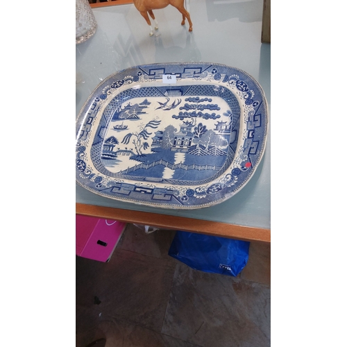 64 - Large 19th-century blue and white Staffordshire Willow pattern serving platter features a finely det... 