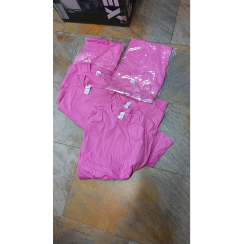 92 - Set of six Gildan Heavy Cotton short-sleeve crew-neck T-shirts in vivid pink,various sizes