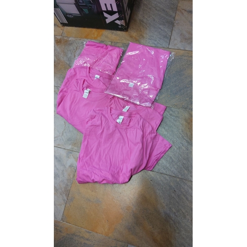92 - Set of six Gildan Heavy Cotton short-sleeve crew-neck T-shirts in vivid pink,various sizes