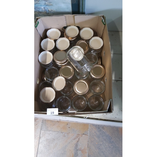 19 - Twenty clear glass preserving jars, each with gilt-tone metal screw lids.