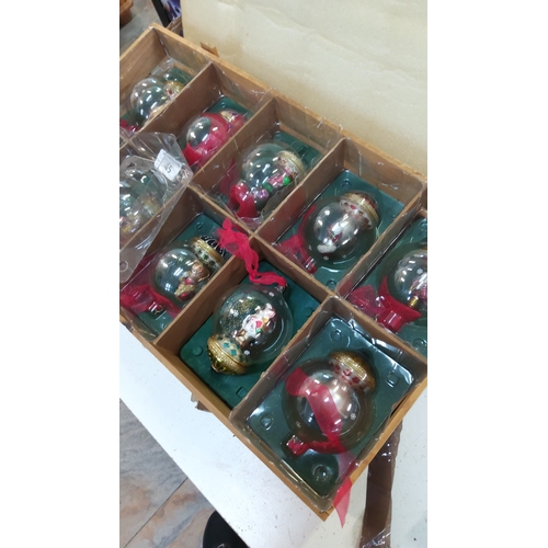 45 - Set of 10 vintage boxed glass Christmas baubles, each clear globe ornament containing hand-painted f... 