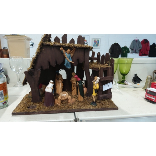 7 - Nativity crèche with wooden stable, moss roof and painted resin figures of Holy Family, Magi, shephe... 