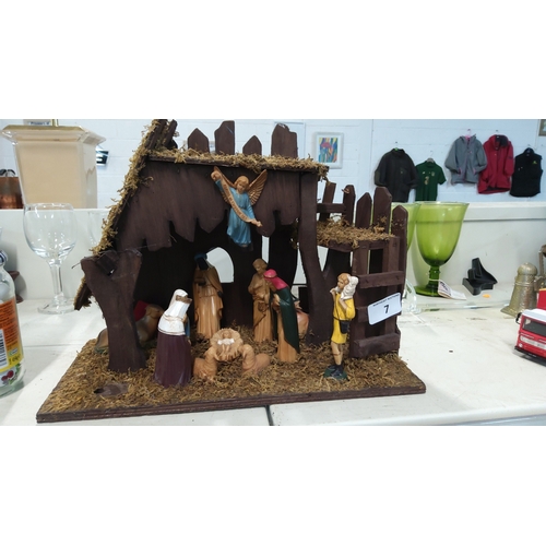 7 - Nativity crèche with wooden stable, moss roof and painted resin figures of Holy Family, Magi, shephe... 