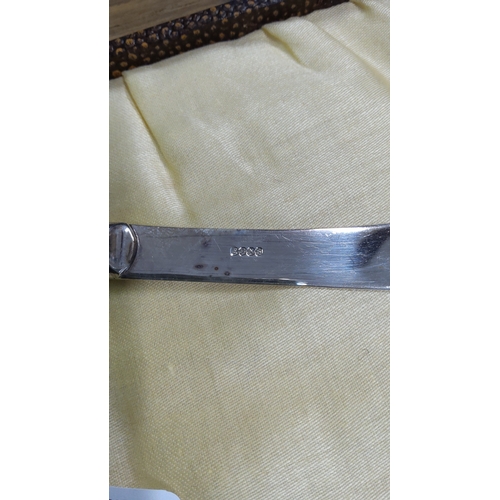 34 - Set of six silver-plated butter knives with dark composite handles and reeded ferrules, presented in... 