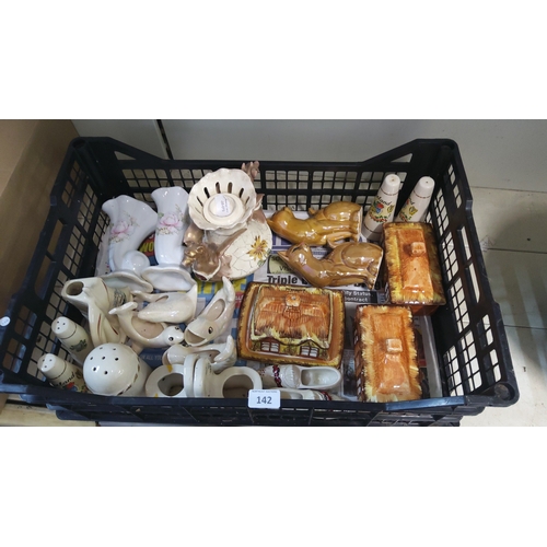 142 - A mixed group of glazed ceramic table wares, including a floral-painted pair of vases, a figural cen... 