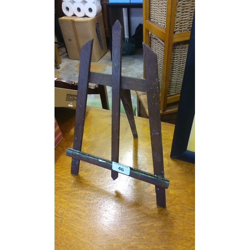 46 - Artist’s tabletop easel in stained wood, with three slatted uprights, an A-frame rear support, and a... 