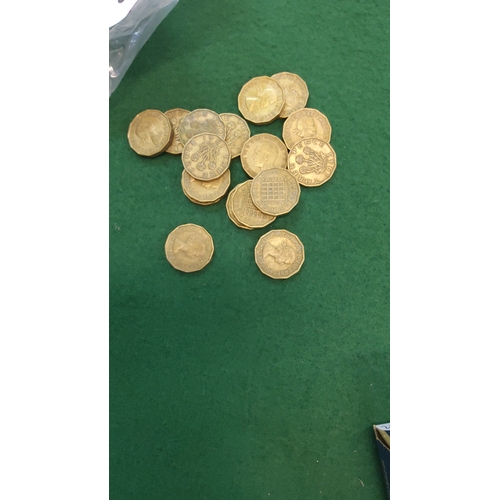 86 - A group of British brass thruppenny coins, mid-20th century, various issues including Elizabeth II, ... 